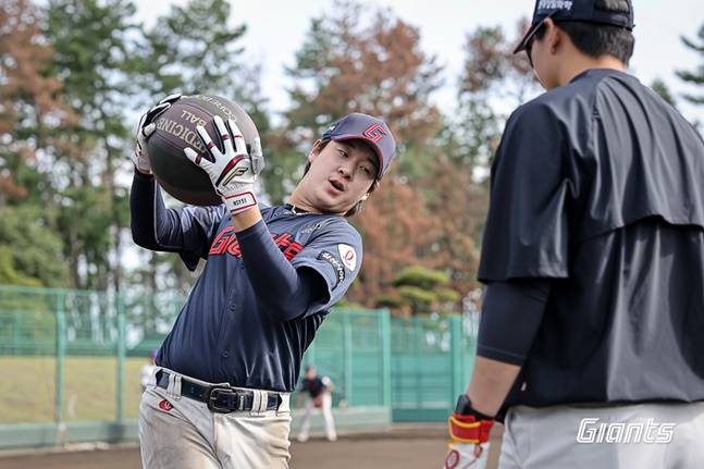 롯데 나승엽(왼쪽)이 메디신 볼 훈련을 하고 있다. /사진=롯데 자이언츠 제공