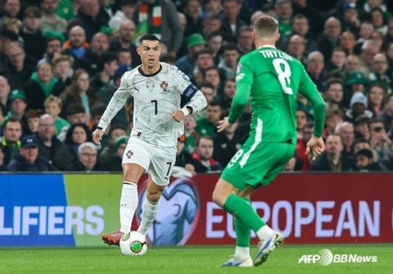 크리스티아누 호날두(왼쪽)가 드리블을 시도하고 있다. /AFPBBNews=뉴스1