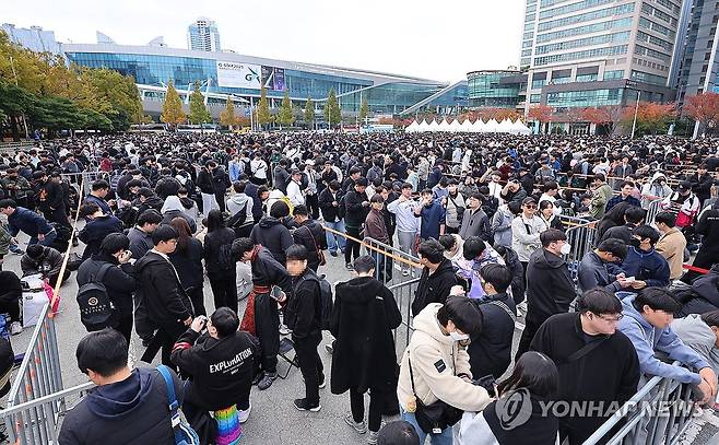 국내최대 게임쇼 지스타 개막 (부산=연합뉴스) 손형주 기자 = 13일 오전 부산 벡스코에서 열린 국내 최대 게임쇼 2025 지스타에 관람객들이 입장을 위해 길게 줄을 서 있다. 지스타는 오는 16일까지 총 44개국에서 1천273개사 3천269부스 규모로 열린다. 2025.11.13 handbrother@yna.co.kr