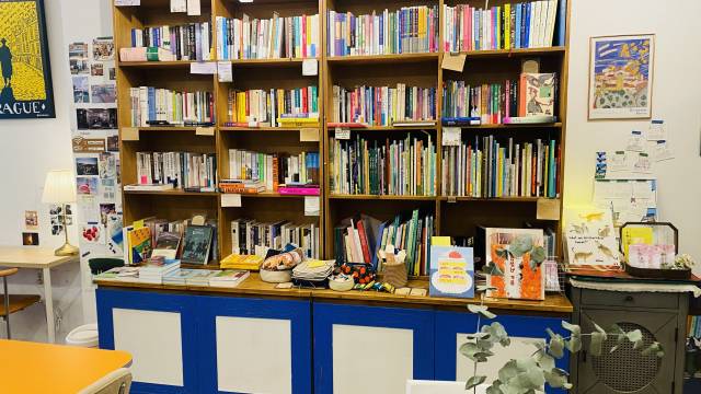 대전 서구의 한 독립서점에 독립 작가의 서적과 손님들의 의견을 반영한 책들이 놓여있는 모습 = 최광현 기자