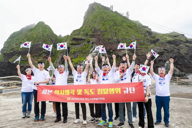 경북도의회가 지난 6월 독도를 찾아 대한민국 영토 독도 수호의지를 다지고 있다. 사진=경북도의회 제공