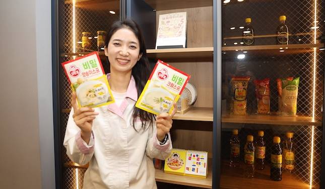 이다희 오뚜기중앙연구소 주임연구원이 오뚜기 스프 제품을 소개하고 있다. / 사진=오뚜기