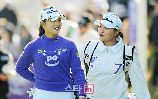 박현경(왼쪽)과 캐디로 나선 조혜림이 경기 도중 이야기를 나누고 있다. (사진=이데일리 골프in 조원범 기자)
