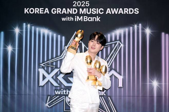 가수 이찬원이 14일 인천 중구 인스파이어 아레나에서 열린 ‘2025 코리아 그랜드 뮤직 어워즈 with iM뱅크’(2025 KGMA) 첫째 날 아티스트 데이에서 ‘베스트 어덜트 컨템포러리’ 등 4관왕을 기록한 뒤 트로피 세리머니를 하고 있다.(사진=KGMA 특별취재반)