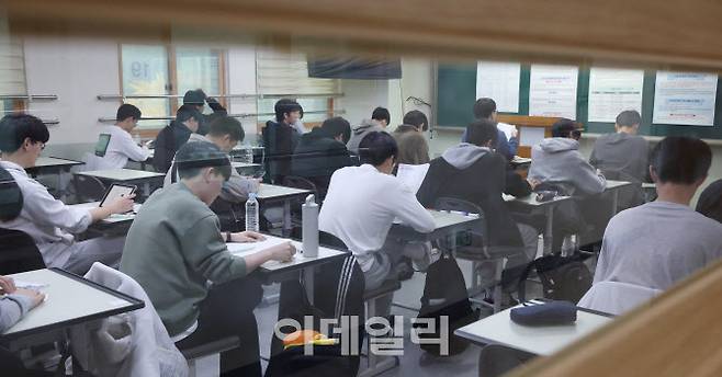 2026학년도 대학수학능력시험일인 13일 오전 경기도교육청 제30지구 제17시험장인 수원시 영통구 효원고등학교에서 수험생들이 시험 준비를 하고 있다. 사진은 기사 본문 내용와 직접 관련이 없음. (사진=뉴시스)