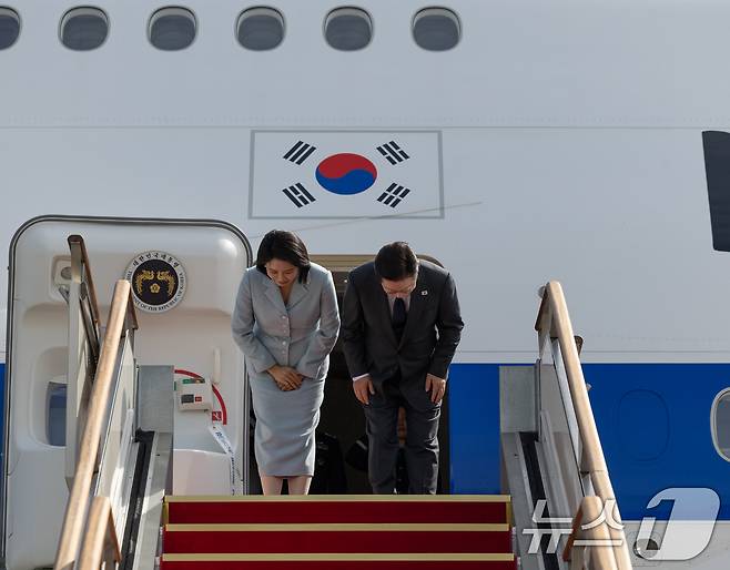 이재명 대통령과 김혜경 여사가 지난 9월 미국 뉴욕에서 열리는 제80차 유엔총회 참석을 위해 지난 22일 경기도 성남 서울공항을 통해 출국하며 인사하고 있다. (대통령실 제공. 재판매 및 DB 금지) 2025.9.23/뉴스1 ⓒ News1 허경 기자