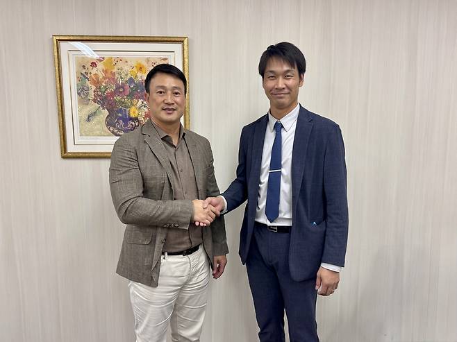 김재현 SSG 랜더스 단장(왼쪽)과 일본인 투수 다케다 쇼타. (SSG 랜더스 제공)