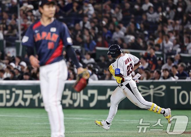 16일 오후 일본 도쿄돔에서 열린 월드베이스볼클래식(WBC) 대비 평가전 '2025 케이 베이스볼 시리즈(K-BASEBALL SERIES)' 일본과의 2차전 경기. 대한민국 안현민이 8회말 1사 주자없는 상황 솔로홈런을 치고 그라운드를 돌고 있다. 2025.11.16/뉴스1 ⓒ News1 구윤성 기자