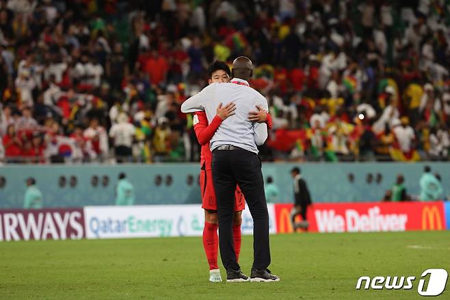 손흥민과 오토 아도 가나 대표팀 감독. /뉴스1 ⓒ News1 이광호 기자