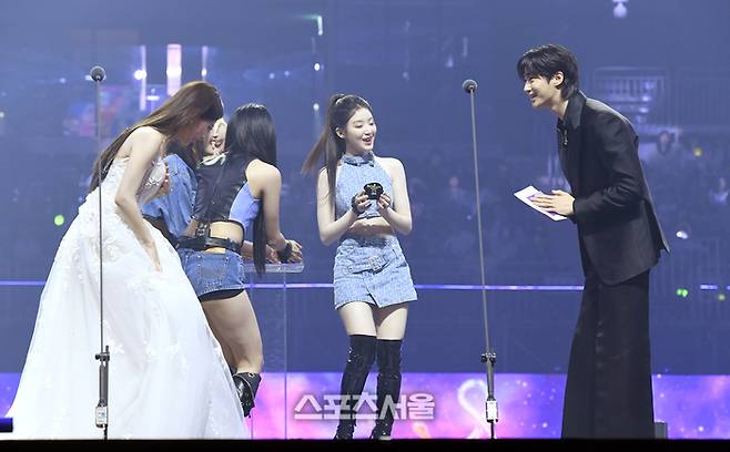 배우 변우석(오른쪽)이 21일 오후 인천 중구 인스파이어 아레나에서 열린 제34회 ‘서울가요대상’에서 아이들의 대상을 발표한 뒤 수상자들을 축하하고 있다. 사진 | 스포츠서울 DB