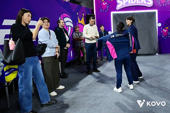 흥국생명 김연경 어드바이저가 16일 삼산월드체육관을 찾아 요시하라 감독에게 엄지손가락을 치켜세우고 있다. 제공 | 한국배구연맹