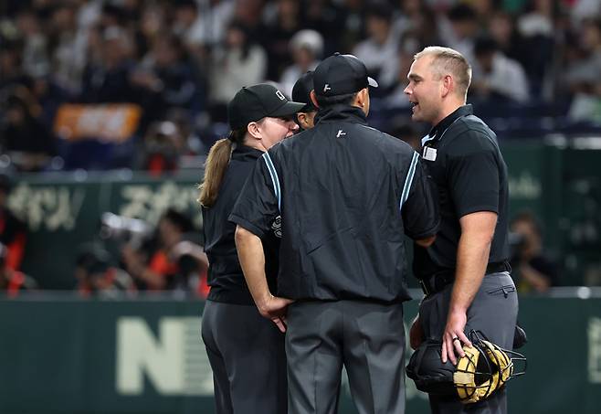 16일 일본 도쿄돔에서 열린 2025 K베이스볼 시리즈 대한민국과 일본의 평가전. 경기 시작 전 메이저리그(ML) 최초 여성 심판인 젠 파월을 비롯한 심판진이 대화를 나누고 있다. 사진 | 연합뉴스