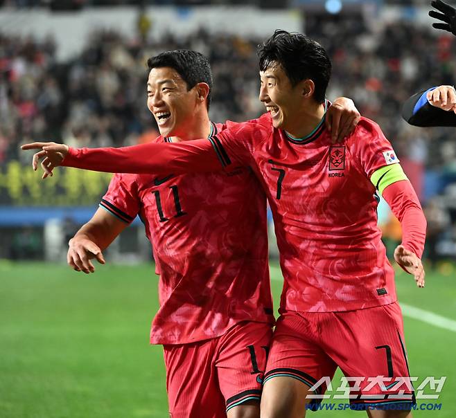 14일 대전월드컵경기장에서 열린 대한민국과 볼리비아의 A매치 평가전. 손흥민이 프리킥 선제골을 터뜨리고 이재성과 기쁨을 나누고 있다. 대전=허상욱 기자wook@sportschosun.com/2025.11.14/