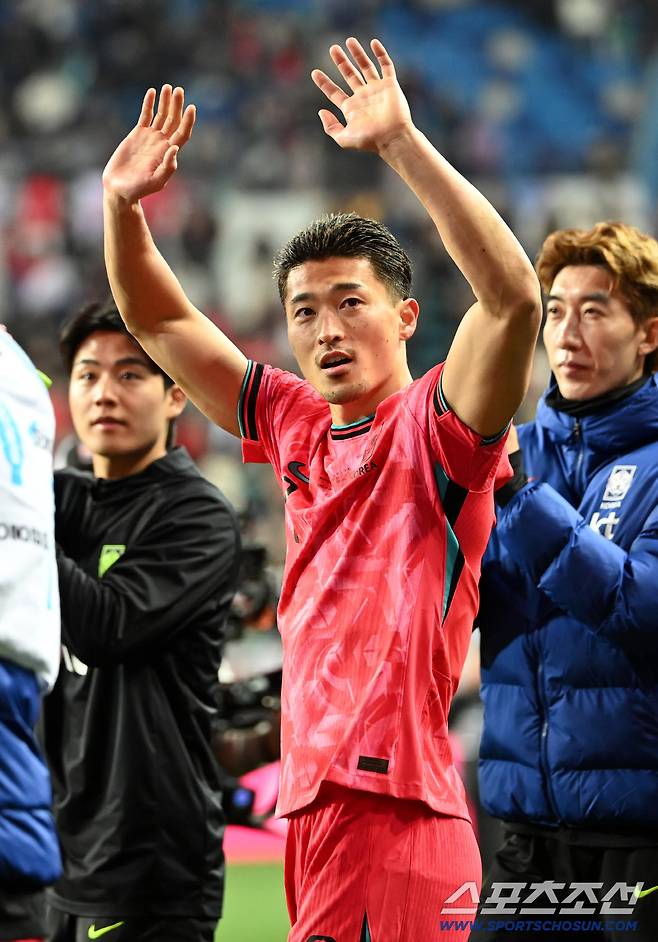 14일 대전월드컵경기장에서 열린 대한민국과 볼리비아의 A매치 평가전. 대한민국이 2대0으로 승리했다. 조규성이 팬들에게 인사하고 있다. 대전=허상욱 기자wook@sportschosun.com/2025.11.14/