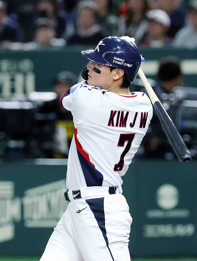 16일 일본 도쿄돔에서 열린 2025 K베이스볼 시리즈 대한민국과 일본의 평가전. 9회말 2사 주자없는 상황 김주원이 동점 솔로홈런을 쏘아올리고 있다. 연합뉴스