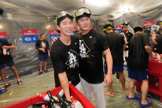 Los Angeles Dodgers' Hyeseong Kim, left, and Yoshinobu Yamamoto embrace after a win over the Philadelphia Phillies in Game 4 of baseball's National League Division Series Thursday, Oct. 9, 2025, in Los Angeles. (AP Photo/Jae C. Hong)
<저작권자(c) 연합뉴스, 무단 전재-재배포, AI 학습 및 활용 금지>