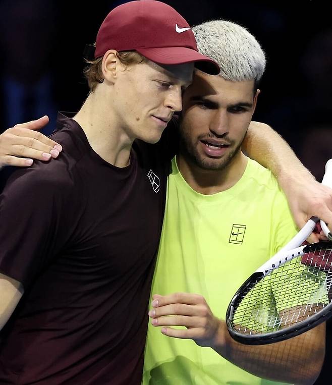 2025 ATP 파이널 단식 결승 뒤 야니크 시너와 카를로스 알카라스. 사진/ATP 투어