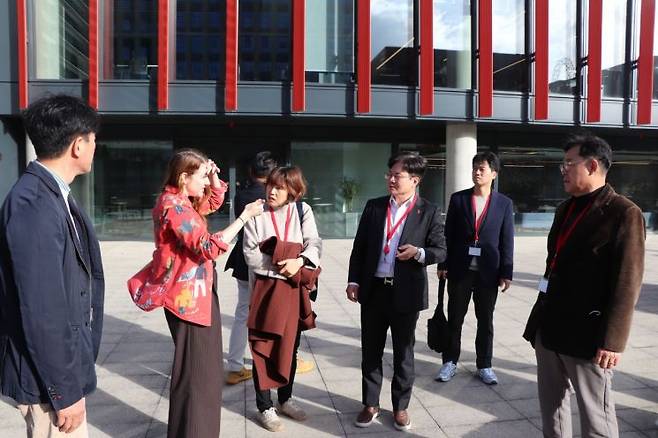 영국문화원 관계자의 설명을 듣고 있는 김병수 시장과 대표단. 김포시 제공