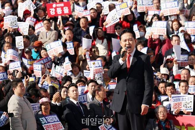 장동혁 국민의힘 대표가 지난 12일 오전 국회본청 앞 계단에서 열린 국민의힘 '대장동 일당 7400억 국고 환수 촉구 및 검찰 항소포기 외압 규탄대회'에서 발언을 하고 있다. ⓒ데일리안 홍금표 기자