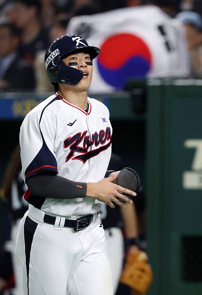 <yonhap photo-3858="">(도쿄=연합뉴스) 이동해 기자 = 16일 일본 도쿄돔에서 열린 2025 K베이스볼 시리즈 대한민국과 일본의 평가전. 3회말 2타점 적시타와 더블스틸로 득점의 발판을 만든 송성문이 이닝 종료 공수 교대로 더그아웃 향하고 있다. <저작권자 ⓒ 1980-2025 ㈜연합뉴스. 무단 전재 재배포 금지, AI 학습 및 활용 금지></yonhap>