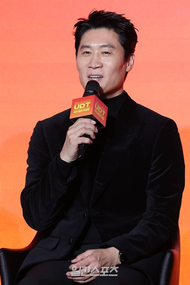 배우 진선규가 17일 오후 서울 광진구 풀만 앰배서더 서울 이스트폴에서 열린 쿠팡플레이 X 지니 TV 오리지널 시리즈 'UDT: 우리 동네 특공대' 제작발표회에 참석해 인사말을 하고 있다. 이 드라마는 나라를 지키기 위해서도 아니요, 지구 평화엔 더더욱 관심 없는, 오직 내 가족과 우리 동네를 위해 뭉친 예비역 특공대의 유쾌하고 짜릿한 이야기. 17일 밤 10시 첫 공개. 서병수 기자 qudtn@edaily.co.kr /2025.11.17/
