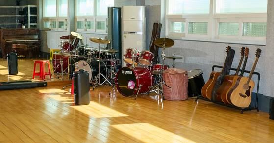 성미산학교 학생들이 풍물을 배우고 밴드 동아리 활동을 하는 음악실.