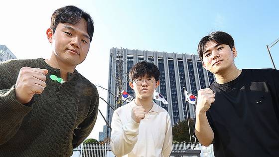 국가공무원 5급 공개경쟁채용시험(행정고시)에서 사상 처음으로 전자 직류로 선발된 이른바 ‘반도체 사무관’ 합격자들이 5일 서울 종로구 정부서울청사 앞에서 포즈를 취하고 있다. 왼쪽부터 한양대 융합전자공학부 20학번 이민석(25)씨, 고려대 생명공학부 20학번 김동직(24)씨, 부산대 전기전자공학부 19학번 김우상(25)씨. 김종호 기자