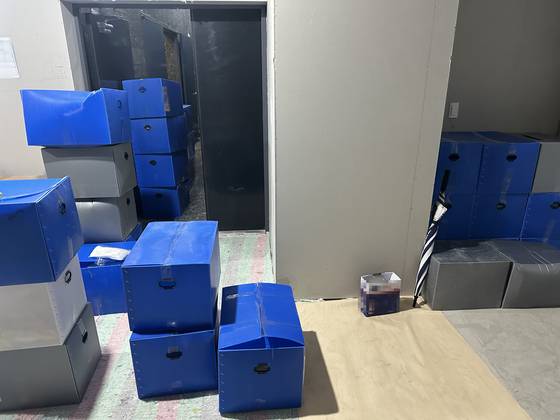 수영구에 있는 오피스텔에 A씨 건물 세입자들의 임대차 보증 계약서가 보관돼있다. 사진 부산경찰청