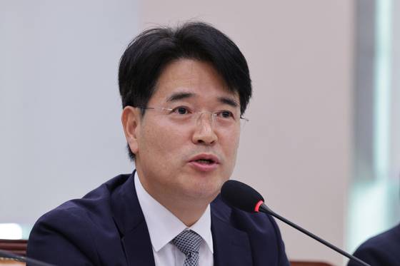 박재억 수원지방검찰청장이 지난달 23일 서울 여의도 국회 법제사법위원회에서 열린 서울고등검찰청·서울중앙지방검찰청 등에 대한 국정감사에서 의원 질의에 답변하고 있다. 뉴스1