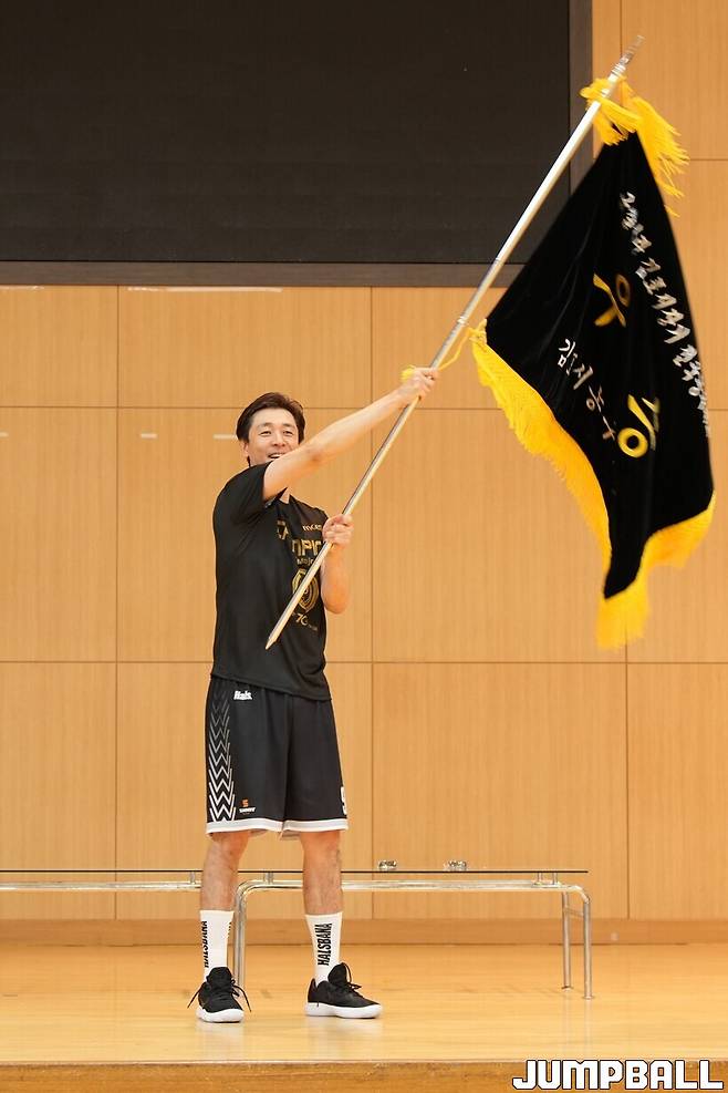 ▲우승기를 흔드는 아울스 이요한