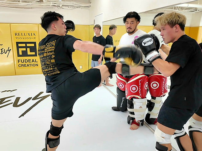 제4대 라이즈 67.5㎏ 챔피언 우사미 히데 메이슨이 일본 도쿄 료고쿠 고쿠기칸 킥복싱 슈퍼파이트를 앞둔 2025년 10월 국제무에타이연맹 동아시아선수권대회 동메달리스트 조산해를 상대하기 위한 공개 훈련을 하고 있다. 사진=RISEクリエーション株式会社