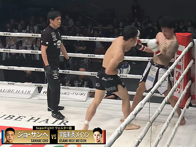 국제무에타이연맹 동아시아선수권대회 동메달리스트 조산해가 2025년 11월 일본 도쿄 료고쿠 고쿠기칸 킥복싱 슈퍼파이트 3라운드 제4대 라이즈 67.5㎏ 챔피언 우사미 히데 메이슨을 링 구석으로 몰아붙이고 있다. 사진=RISEクリエーション株式会社