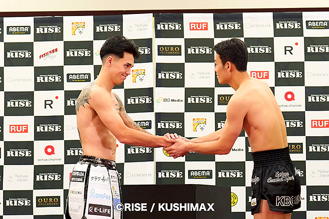 제4대 라이즈 67.5㎏ 챔피언 우사미 히데 메이슨이 2025년 11월 일본 도쿄 료고쿠 고쿠기칸 킥복싱 슈퍼파이트 전날 공개 계체 행사에서 국제무에타이연맹 동아시아선수권대회 동메달리스트 조산해를 만나 악수하고 있다. 사진=RISEクリエーション株式会社