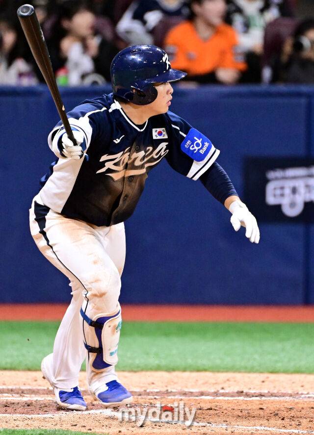 9일 오후 서울 구로구 고척스카이돔에서 진행된 '2025 NAVER K-BASEBALL SERIES' 대한민국-체코와의 평가전 경기. 대한민국 문현빈이 6회초 2사 만루에서 2타점 적시타를 때린 뒤 세리머니를 펼치고 있다./마이데일리