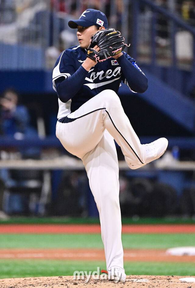 9일 오후 서울 구로구 고척스카이돔에서 진행된 '2025 NAVER K-BASEBALL SERIES' 대한민국-체코와의 평가전 경기. 대한민국 배찬승이 7회말 구원 등판해 역투를 펼치고 있다./마이데일리