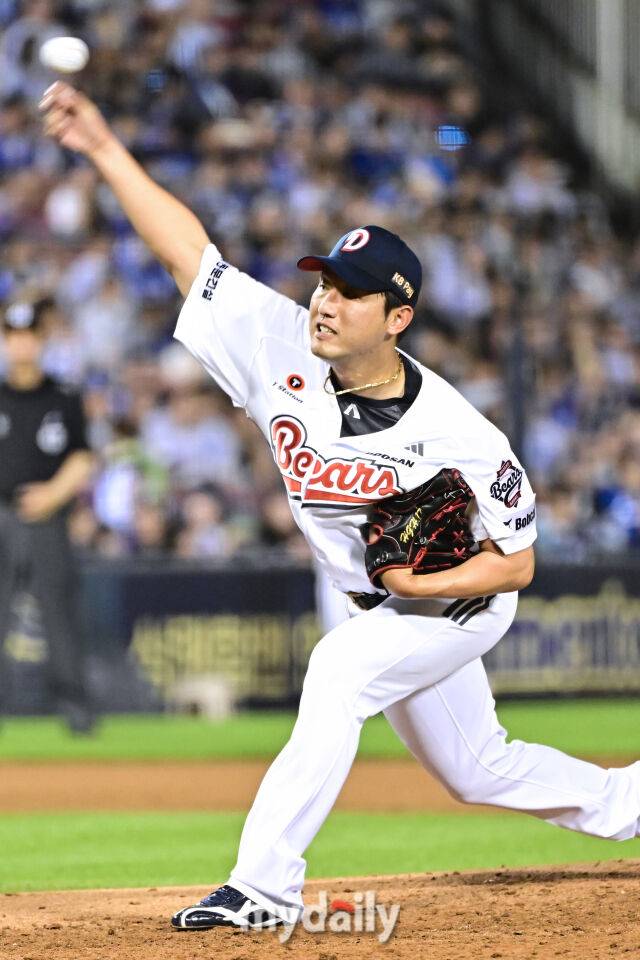 1일 서울 잠실야구장에서 열린 '2025 신한 SOL BANK KBO리그' 삼성 라이온즈와 두산 베어스 경기. 두산 홍건희가 7회말 선발 최민석과 교체 후 마운드에 올라 힘차게 투구하고 있다./마이데일리