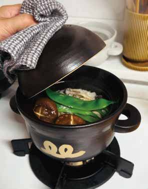 가을이 제철인 표고버섯을 넣어 만든 버섯 완두콩 솥밥.