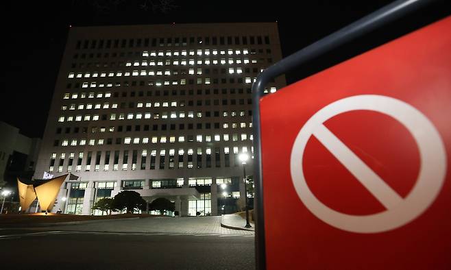 서울 서초동 대검찰청 청사가 밤에도 상당수 사무실이 불을 밝힌 채 업무를 하는 모습이다. 오른쪽의 붉은색 ‘진입 금지’ 표지판이 요즘 검찰이 처한 위기를 상징적으로 보여주는 듯하다. 세계일보 자료사진