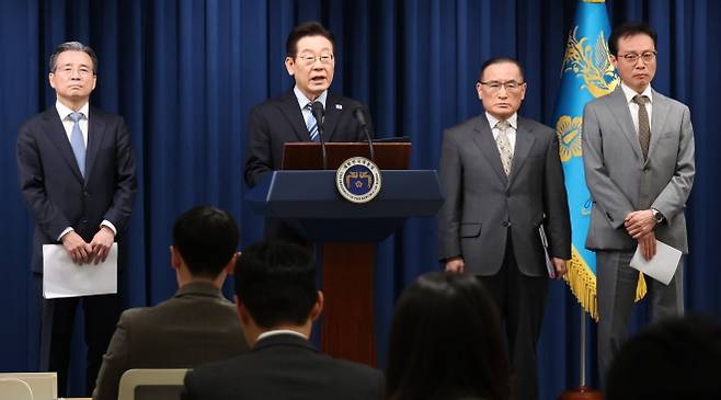 이재명 대통령이 14일 서울 용산 대통령실 기자회견장에서 한미 관세·안보 협상 ‘조인트 팩트시트’(공동 설명자료) 최종 합의를 발표하고 있다. 왼쪽부터 김용범 정책실장, 이 대통령, 위성락 국가안보실장, 이규연 홍보소통수석. 2025.11.14. 연합뉴스