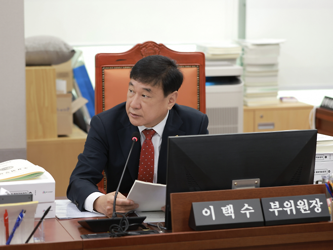 이택수 의원이 17일 경기도교육청 기획조정실과 협력국 등을 대상으로 한 2025년 행정사무감사에서 피감기관을 상대로 질의하고 있다.(사진=경기도의회)
