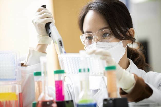 셀트리온의 한 연구원이 바이오의약품 분석을 진행하고 있다. 사진 제공=셀트리온