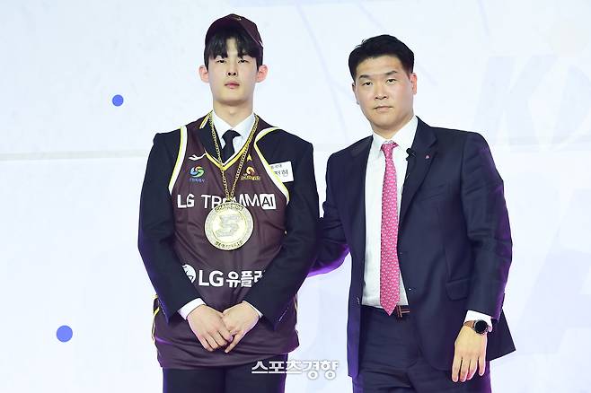 2025 신인선수 드래프트에서 창원 LG에 3라운드 10순위로 뽑힌 임정현(왼쪽)과 조상현 감독. KBL 제공