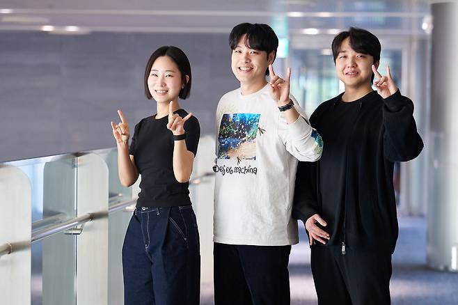 (왼쪽부터) 최윤영, 권락희, 이재우 PD가 17일 서울 마포구 MBC 신사옥에서 진행된 예능 ‘신인감독 김연경’ 기자간담회에서 포즈를 취하고 있다. MBC 제공