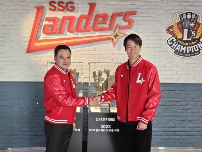타케다(오른쪽)가 계약을 마치고 김재섭 대표이사와 악수를 나누고 있다. /사진=SSG 랜더스 제공