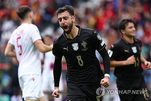 로베르토 마르티네스 감독이 이끄는 포르투갈이 16일(한국시간) 포르투갈 포르투에 있는 에스타디우 두 드라가우에서 열린 아르메니아와의 월드컵 유럽 지역 예선 F조 최종전에서 9-1 대승을 거뒀다. 앞선 아일랜드와의 원정 경기에서 호날두가 다이렉트 퇴장을 당해 이날 경기 출장 정지 징계로 결장한 가운데, 포르투 갈은 호날두 없이 무려 아홉 골을 폭발시키며 대승에 성공했다. 연합뉴스