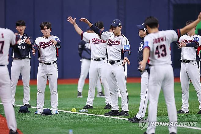 고척스카이돔에서 훈련하는 야구 대표팀 (서울=연합뉴스) 신현우 기자 = K-베이스볼 시리즈 한국과 체코의 국가대표 평가전을 하루 앞둔 7일 서울 고척스카이돔에서 한국 대표팀 박영현 등 선수들이 훈련하고 있다. 2025.11.7 nowwego@yna.co.kr