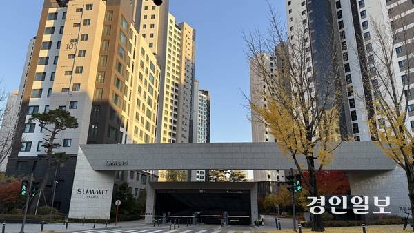 경기도 ‘국민면적’ 아파트 최초로 매매가 25억원을 돌파했던 과천주공1단지 재건축 ‘과천푸르지오써밋’이 전용 59㎡ 매매가도 22억원을 넘겼다. 사진은 과천내 대장주로 꼽히는 과천푸르지오써밋 전경. 2025.11.15 /윤혜경기자 hyegyung@kyeongin.com