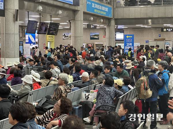 여행객이 급증하면서 인천항 연안여객터미널은 항상 승객들로 붐벼 포화상태이다. 사진은 인천연안여객터미널 모습. /경인일보DB