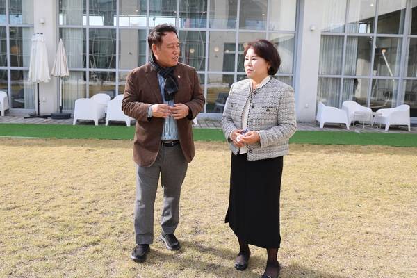 ▲ 여명구(왼쪽) 대표가 최정희 스마트경영포럼 교육문화분과 위원장과 인터뷰를 진행하고 있다. 사진=김진로 기자