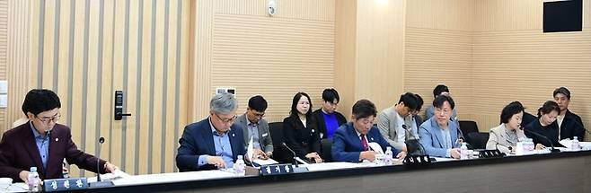 ▲ 지난 6월 열린 제4차 본회의-주요업무보고에서 나영완 의원이 집행부에 질문을 하고 있다.